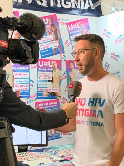 Alex Schneider gibt dem Fernsehsender SRF ein Interview für die Abendnachrichten - Tagesschau zur NoHIVstigma-Kampagne.