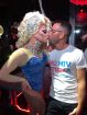 Miss Drag Queen Priscilla ruft in der Bar Rouge dazu auf, an der Kampagne NoHIVstigma teilzunehmen, um mit der Angst vor HIV aufzuräumen.